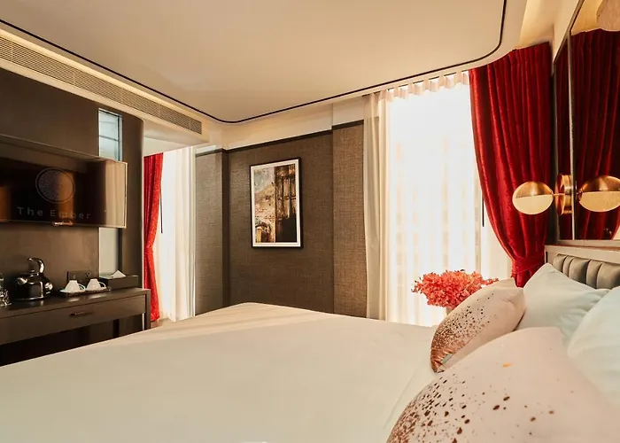 The Gravitique Khaosan Hotel