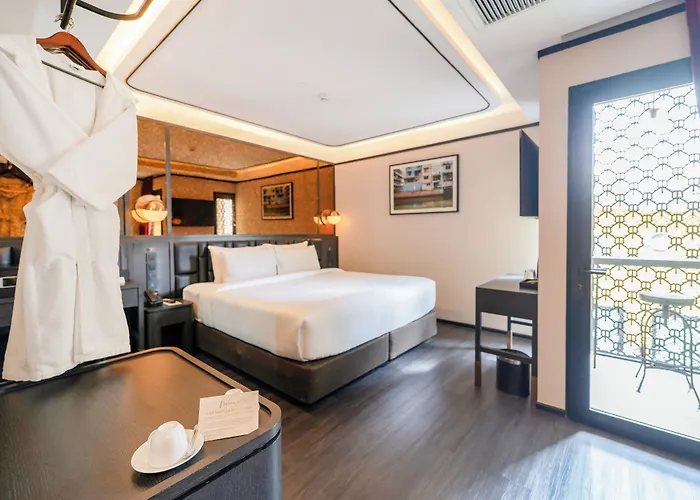 The Gravitique Khaosan Hotel